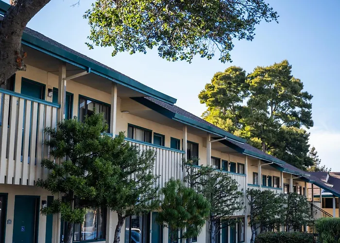 Hotels Close to Airport Scottish Fairway Inn