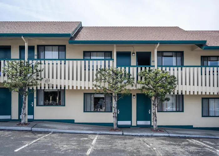 Hotels Close to Airport Scottish Fairway Inn